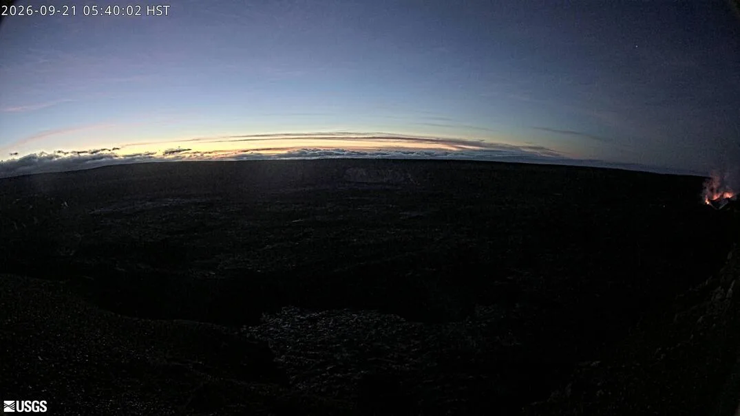Kilauea – Câmara visual: [KWcam] - Halemaʻumaʻu and down-dropped caldera floor; from the west rim of the summit caldera, looking southeast., Estados Unidos